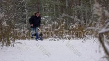 冬天的乐趣，雪，家人在冬天的时候雪橇。 父亲把他快乐的儿子卷在公园的雪橇上。 冬季温暖